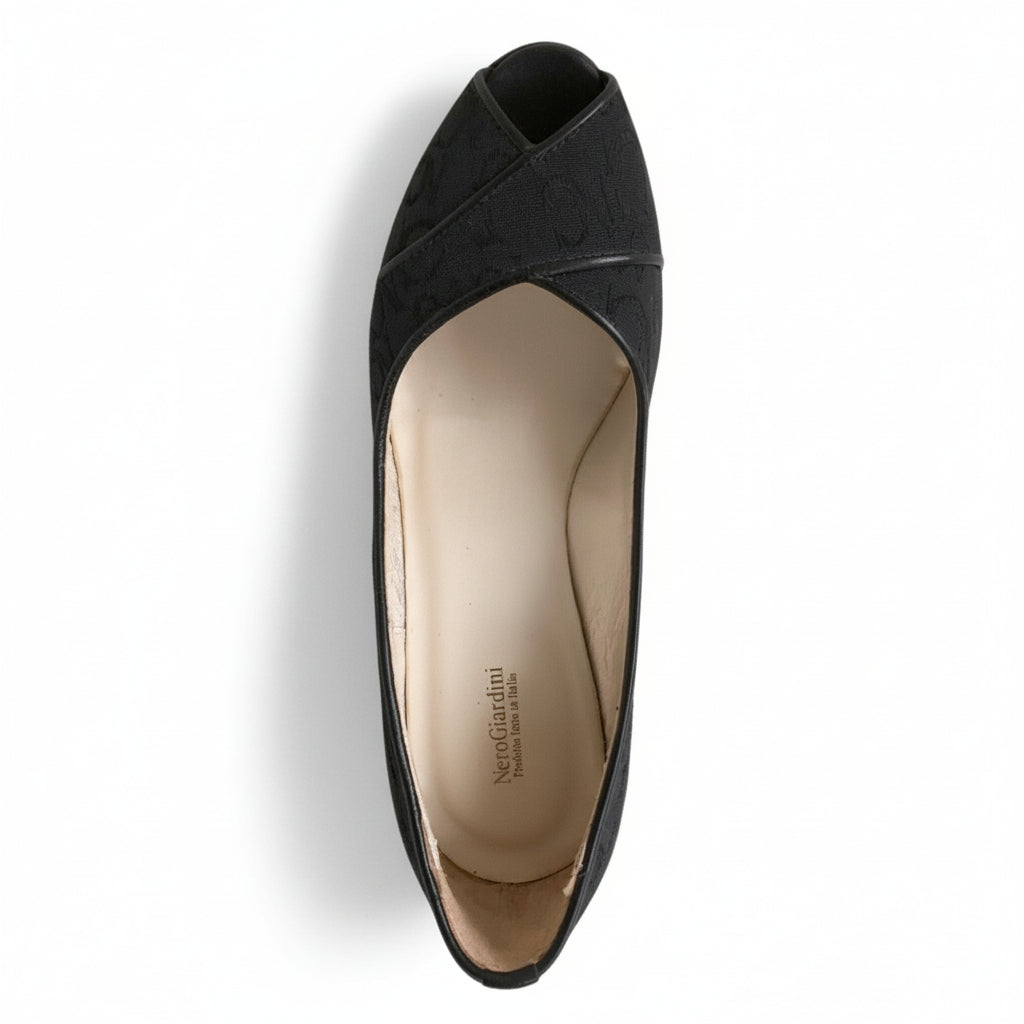 Décolleté spuntate NeroGiardini 00814 Tessuto Monogram, bordi Naplak, Nero