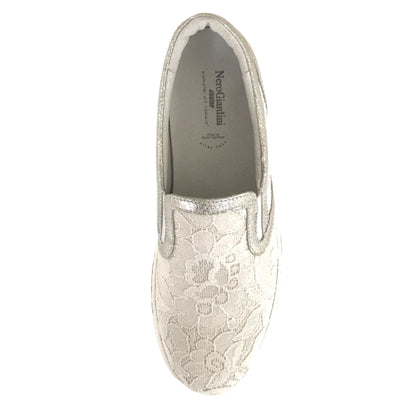 Sneakers bianche slip-on NeroGiardini con elastici laterali, pizzo e inserti vera pelle
