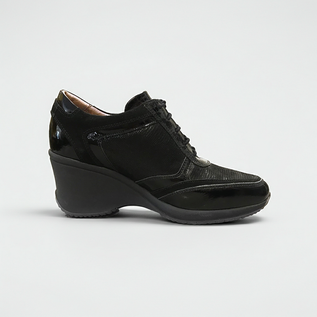 Sneakers stringata Donna NeroGiardini - Zeppa, Vera Pelle Scamosciata, Vernice, Lacci, logo in paillettes NG, Nero