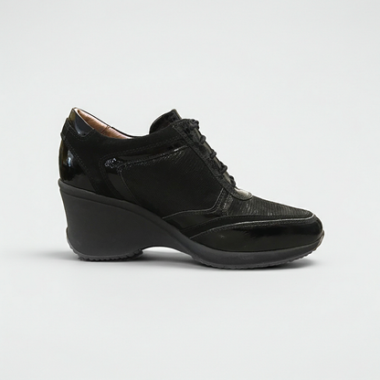 Sneakers stringata Donna NeroGiardini - Zeppa, Vera Pelle Scamosciata, Vernice, Lacci, logo in paillettes NG, Nero
