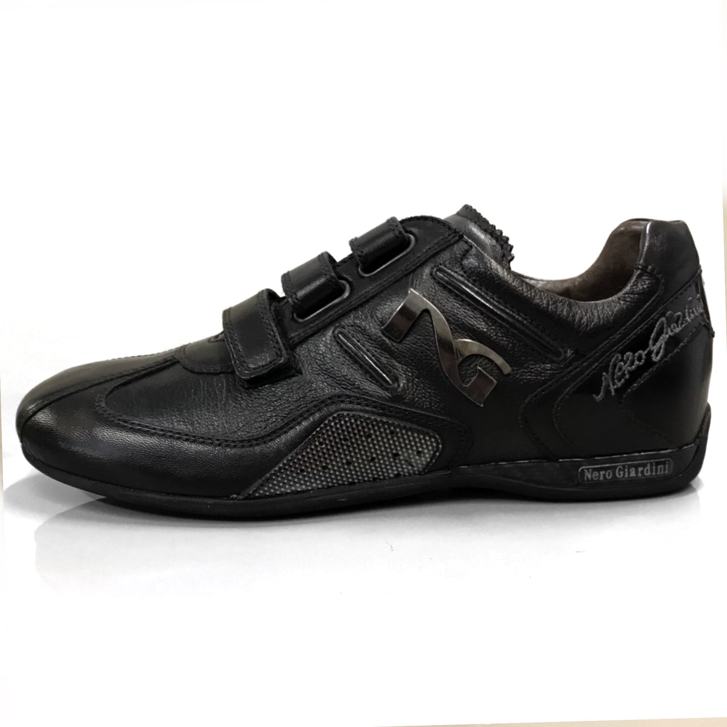 Sneakers con strappo
