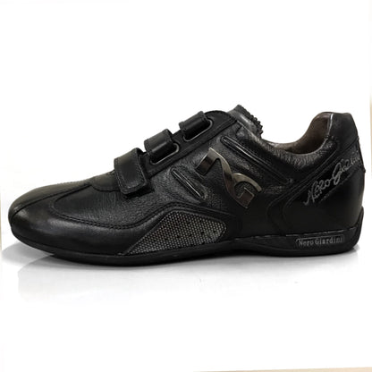 Sneakers con strappo