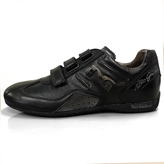 Sneakers con strappo