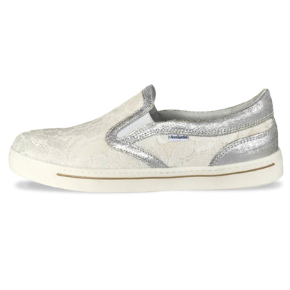 Sneakers bianche slip-on NeroGiardini con elastici laterali, pizzo e inserti vera pelle