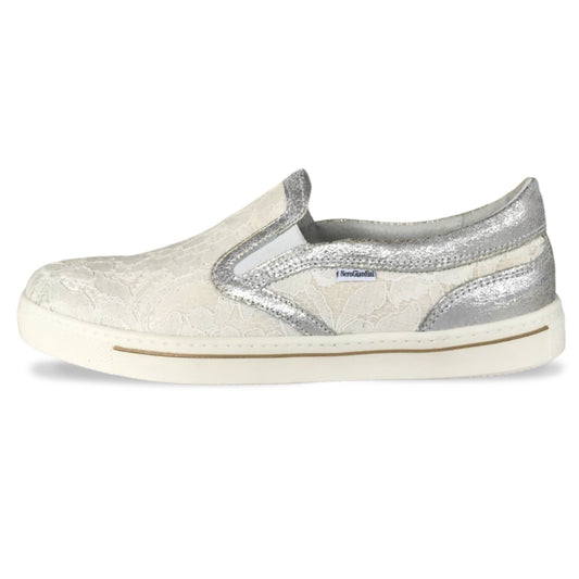 Sneakers bianche slip-on NeroGiardini con elastici laterali, pizzo e inserti vera pelle