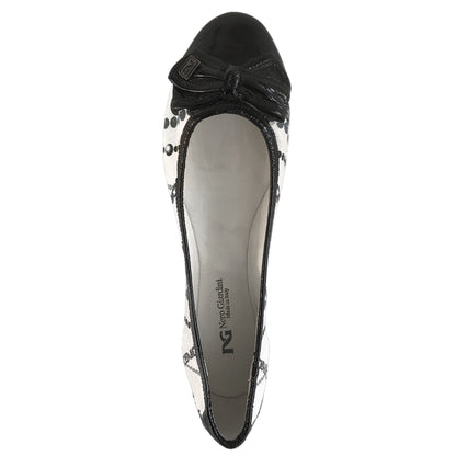 NeroGiardini Ballerine P105672D, Tessuto Monogram Bianco e Beige, Vernice Nera con Fiocco