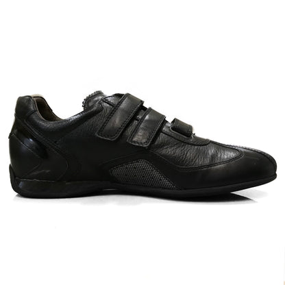 Sneakers con strappo