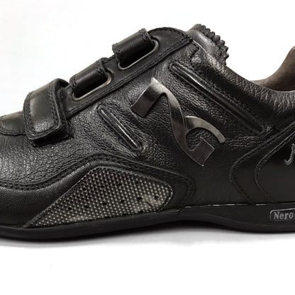 Sneakers con strappo