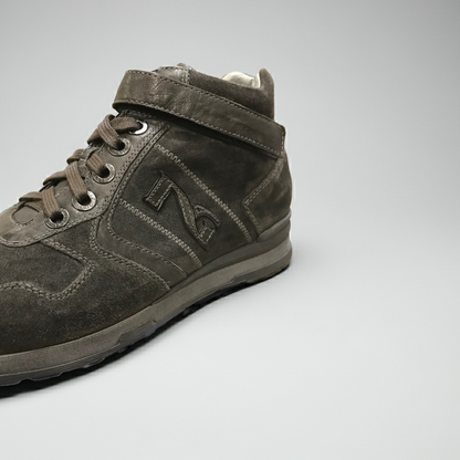 Sneakers alla caviglia Uomo NeroGiardini A100791U Vera Pelle Scamosciata con chiusura a strappo e lacci - Grigio Antracite
