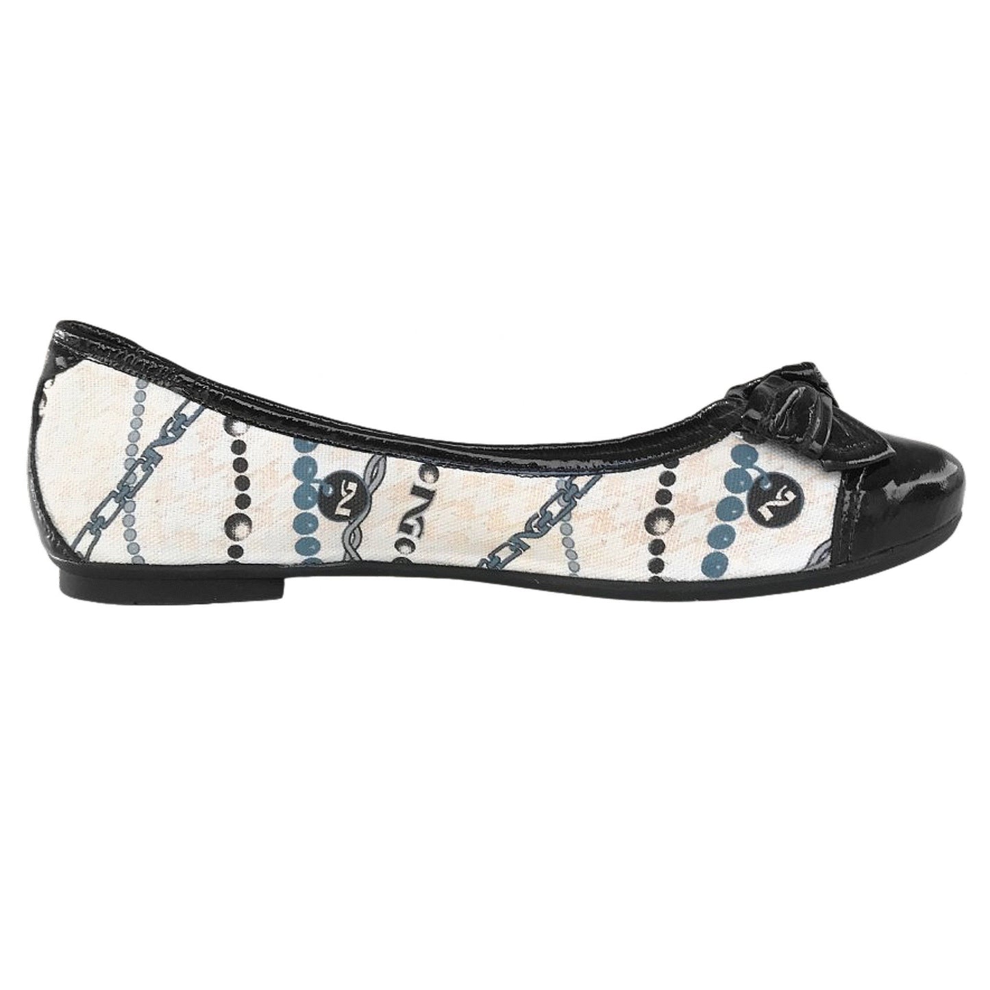 NeroGiardini Ballerine P105672D, Tessuto Monogram Bianco e Beige, Vernice Nera con Fiocco
