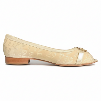Ballerine Peep-Toe Spuntate, Tessuto Monogram Laminato, Platino, con Fibbia Decorativa, Suola e Inserti in Vera Pelle