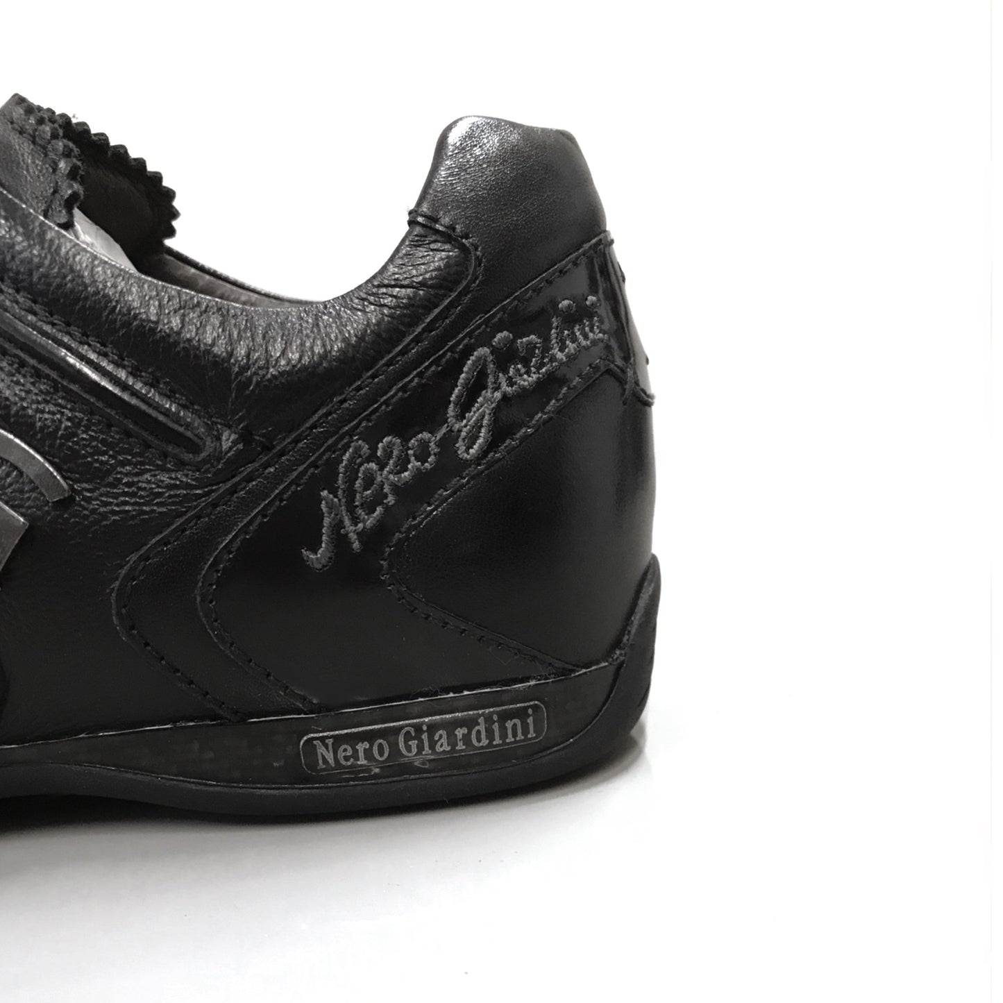 Sneakers con strappo
