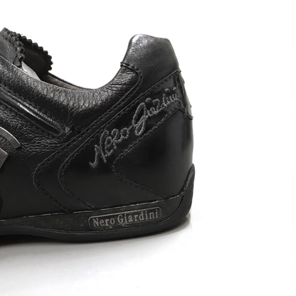 Sneakers con strappo