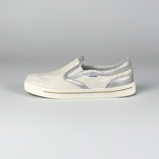 Sneakers bianche slip-on NeroGiardini con elastici laterali, pizzo e inserti vera pelle