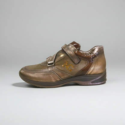 Scarpe con Strappo Donna NeroGiardini 36108 in Vera Pelle con inserti in Tessuto Logato Bronzo e Vernice Marrone - Numero 39