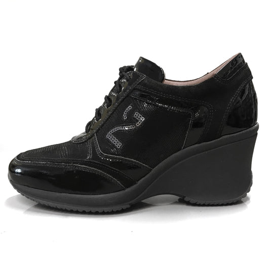 Sneakers stringata Donna NeroGiardini - Zeppa, Vera Pelle Scamosciata, Vernice, Lacci, logo in paillettes NG, Nero