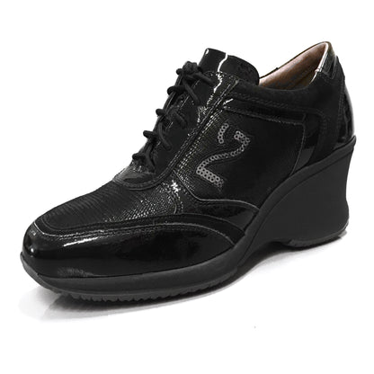 Sneakers stringata Donna NeroGiardini - Zeppa, Vera Pelle Scamosciata, Vernice, Lacci, logo in paillettes NG, Nero