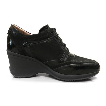 Sneakers stringata Donna NeroGiardini - Zeppa, Vera Pelle Scamosciata, Vernice, Lacci, logo in paillettes NG, Nero