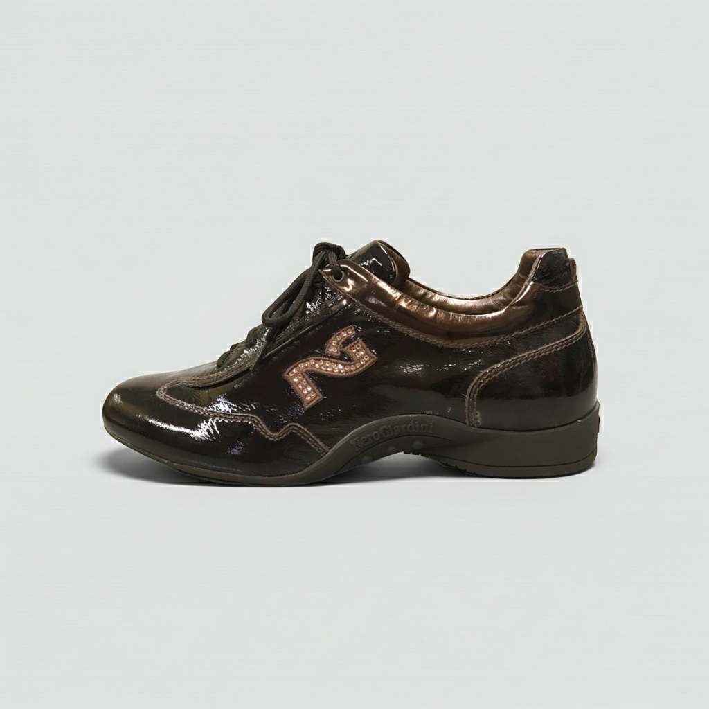 Sneakers stringate Donna NeroGiardini 460 - Fondo Basso, Vera Pelle Naplak, Vernice, Testa di Moro, Logo NG con brillantini