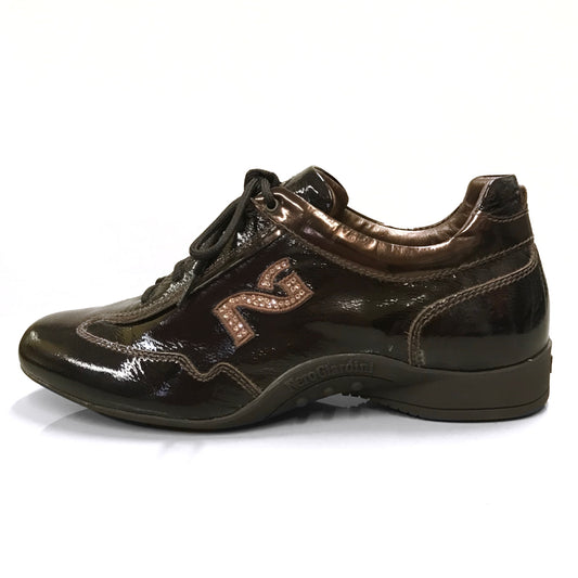 Sneakers stringate Donna NeroGiardini 460 - Fondo Basso, Vera Pelle Naplak, Vernice, Testa di Moro, Logo NG con brillantini