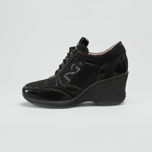 Sneakers stringata Donna NeroGiardini - Zeppa, Vera Pelle Scamosciata, Vernice, Lacci, logo in paillettes NG, Nero