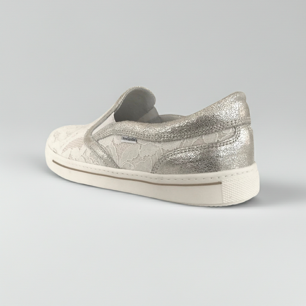 Sneakers bianche slip-on NeroGiardini con elastici laterali, pizzo e inserti vera pelle