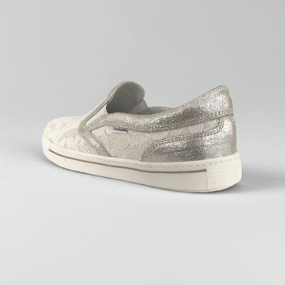 Sneakers bianche slip-on NeroGiardini con elastici laterali, pizzo e inserti vera pelle