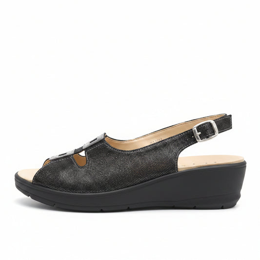 Sandali Cinzia Soft Donna Vera Pelle Nero, Plantare Estraibile, Elastici e Fibbia, Zeppa bassa