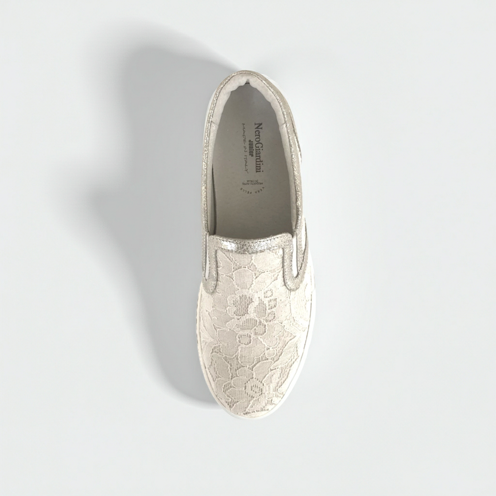Sneakers bianche slip-on NeroGiardini con elastici laterali, pizzo e inserti vera pelle