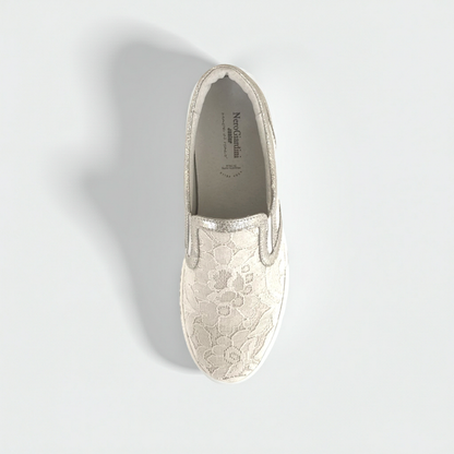 Sneakers bianche slip-on NeroGiardini con elastici laterali, pizzo e inserti vera pelle